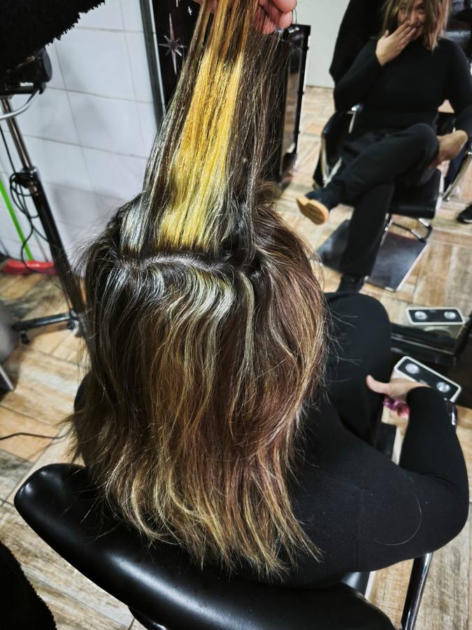 Revisando un mechón de color durante el proceso de corrección en REVIVE