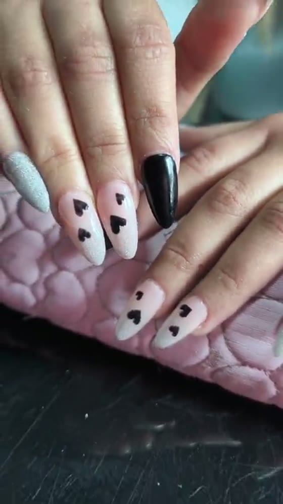 Uñas con diseño de corazones hecho en REVIVE