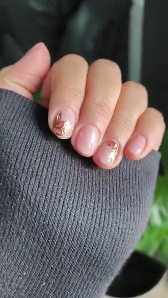 Uñas con diseño otoñal en tonos dorados hecho en REVIVE